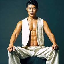 鈴木亮平さんの筋肉トレーニングを真似するのに必要なものとは
